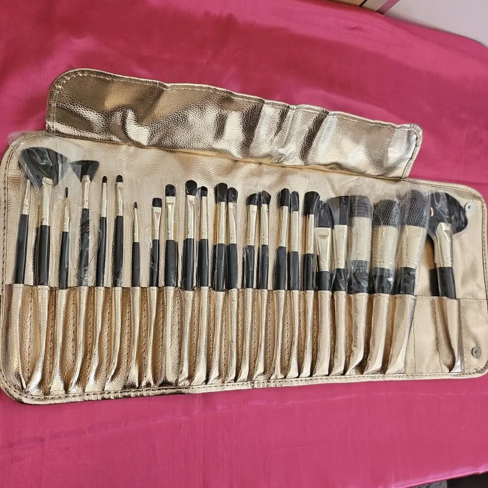 New B.B.W. Cosmetics 24 Piece Makeup Brush Set Travel Carrying Case Gold